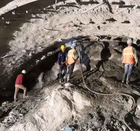 富文镇拱顶带模注浆料的施工流程及注意事项